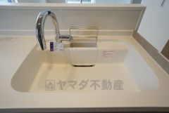 広々とした凸型シンクに洗剤ポケットを標準装備。大きなお鍋など洗いやすいです。洗剤や石鹸、スポンジもすっきりできる収納付き。