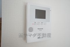 同仕様写真。防犯性、セキュリティ対策に安心できるテレビモニター付きインターフォンです。セールスマン対策にもなり安心できます。