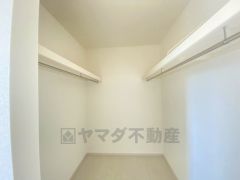 ウォークインクローゼット付きの洋室。 洋服や小物などを1箇所にまとめて美しい収納を実現します。 スペースも広く、毎日のコーディネートが楽しくなります＾＾