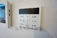 給湯器リモコンはキッチン横からボタンひとつで操作が楽々。通話ボタン付きでお子様とも会話ができて安心です。