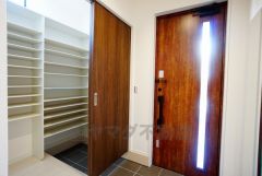 同仕様写真。たっぷり収納できるシューズボックスです。家族全員の靴がきれいに整頓できます。