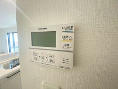 給湯器リモコンはキッチン横からボタンひとつで操作が楽々。通話ボタン付きでお子様とも会話ができて安心です。