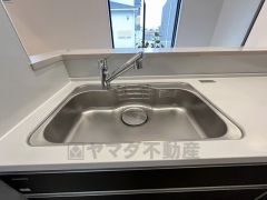 広々とした凸型シンクに洗剤ポケットを標準装備。大きなお鍋など洗いやすいです。洗剤や石鹸、スポンジもすっきりできる収納付き。