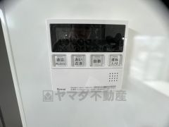 給湯器リモコンはキッチン横からボタンひとつで操作が楽々。通話ボタン付きでお子様とも会話ができて安心です。