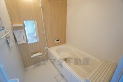 1日の疲れを癒すくつろぎのバスルーム。足を伸ばしてもゆったりと入れるサイズです。お子様と一緒にお風呂に入っても狭くないですね^^