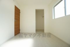 同仕様写真。住む人のこだわりを活かす洋室。日当たりがよく、寝室としての利用もおすすめ。広めのクローゼットには荷物をすっきり片付けられ、ゆとりのある暮らしが出来ます＾＾