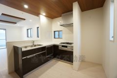 同仕様写真。対面式カウンターキッチンでお子様の様子が見守れます。カウンタートップは耐熱性に優れており、日ごろのお掃除もふき取るだけでＯＫ。ステンレスシンクも簡単にお掃除できますよ。