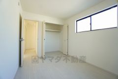 木目調のシンプルデザインで落ち着きと安らぎの空間に仕上げています。各部屋に収納が完備されているので、お荷物が多くなっても安心の設計です。