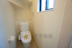 温水洗浄機付トイレです。節水機能もあるので、安心して使えますね。もちろん、1階2階の2ヶ所にトイレがあるので、忙しい朝にもゆとりができますね。