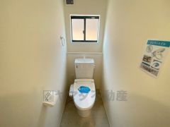 温水洗浄機付トイレです。節水機能もあるので、安心して使えますね。もちろん、1階2階の2ヶ所にトイレがあるので、忙しい朝にもゆとりができますね。