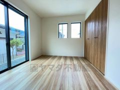 。明るい洋室です。ナチュラル色のフローリングで開放的な優しい雰囲気になっています＾＾ベッドや机、ＴＶを置いてもゆとりのある広さです。