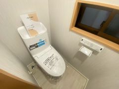 温水洗浄機付トイレです。節水機能もあるので、安心して使えますね。もちろん、1階2階の2ヶ所にトイレがあるので、忙しい朝にもゆとりができますね。