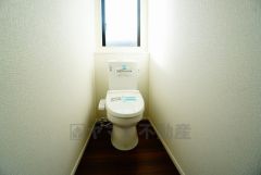 温水洗浄機付トイレです。節水機能もあるので、安心して使えますね。もちろん、1階2階の2ヶ所にトイレがあるので、忙しい朝にもゆとりができますね。