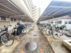 駐輪場を完備しています＾＾ 自転車を多く置くことが出来てご家族の皆さん、小さなお子様がいても困りません＾＾