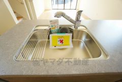 広々とした凸型シンクに洗剤ポケットを標準装備。大きなお鍋など洗いやすいです。洗剤や石鹸、スポンジもすっきりできる収納付き。