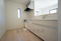 耐久性にも優れた人造大理石トップです。汚れもサッと拭き取ることができ、お掃除もラクラク。対面式キッチンが家族の会話も盛り上げます。