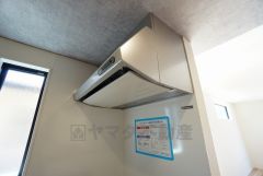 調理により発生する油煙や臭いを吸い込み、屋外へ排気してくれます。