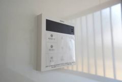 キッチン横に給湯器リモコンを設置していますので、忙しい時間帯でもスイッチ一つでお風呂の用意ができますよ＾＾