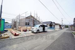 前面道路は約5.3ｍ。 カースペースは停めやすい5台付きです。 間口が広く駐車がスムーズにできます＾＾