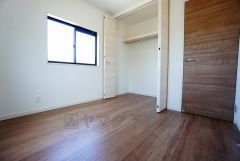 同仕様写真。木目調のシンプルデザインで落ち着きと安らぎの空間に仕上げています。各部屋に収納が完備されているので、お荷物が多くなっても安心の設計です。