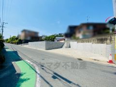 前面道路含む現地外観写真。 カースペースはゆとりのある停めやすい並列駐車3台駐車できます＾＾ お気軽にお問い合わせください＾＾