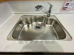 色も形もキレイなシンクは、広さも確保しているので、大きめの鍋も簡単に洗えます。