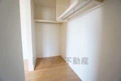 収納力豊富なウォークインクローゼット付き。洋服や小物などを1箇所にまとめて美しい収納を実現します。