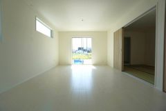 大きな窓のあるリビングは、陽光あふれる明るい空間です。居心地良く、ご家族皆がゆったりくつろげる憩いの空間となりそうです。