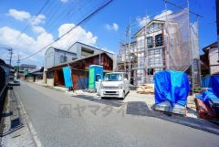 前面道路は公道西側約4.2ｍ。コンビニ徒歩2分。スーパー徒歩13分。周辺環境充実。カースペース並列3台。WICとバルコニー2ヵ所有＾＾