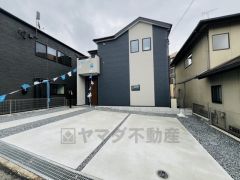 カースペースは停めやすい並列駐車3台。
