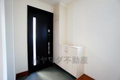 同仕様写真。たっぷり収納できるシューズボックスです。家族全員の靴がきれいに整頓できます。棚の上にお花や写真を飾っても良いですね。