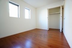 同仕様写真。木目調のシンプルデザインで落ち着きと安らぎの空間に仕上げています。各部屋に収納が完備されているので、お荷物が多くなっても安心の設計です。
