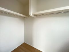 収納力豊富なウォークインクローゼット。洋服や小物などを1箇所にまとめて美しい収納を実現します。スーツケースのような大型の荷物も置けます＾＾