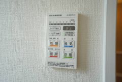 浴室暖房乾燥機付き。天候に左右されず、いつでも好きなときに洗濯物を干せるので、仕事や家事で忙しい方に重宝します。