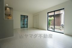夏は強い日差しをカット、冬は暖かな遮熱高断熱型Low-Eガラスを採用。夏の強い日差しを約60%カットし、冷房効果を高めます。紫外線もカットするため紫外線による日焼けも抑制。