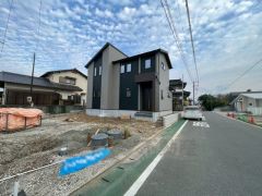 前面道路は、公道北側約6.37ｍ。幅広いため車の離合や駐車がスムーズです＾＾ 角地で陽当り・風通し良好です＾＾