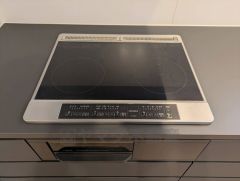 お手入れのしやすいIHクッキングヒーターです。 3口コンロなので、効率よくお料理が楽しめます。毎日のお料理も楽しくなりますね＾＾