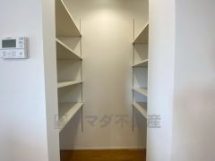 キッチン横可動棚式パントリー。食器やキッチン用品、食料品の保存に便利です＾＾可動棚式なので高さのある物もスッキリ収納できます＾＾