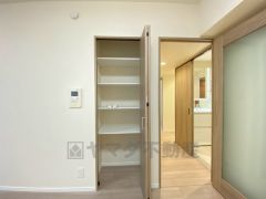 キッチン横パントリー収納。食器やキッチン用品、食料品の保存に便利です＾＾高さのある物もスッキリ収納できます＾＾