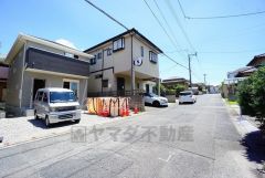 前面道路は西側公道6ｍ．車の離合もスムーズで余裕を持って駐車も出来ます＾＾