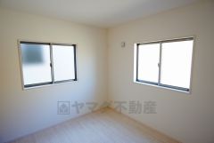 同仕様写真。2面採光を確保した明るい室内は、風通しも良く、大変居心地の良い空間となっております。日当たりがよく、子供部屋としての利用もおすすめ。