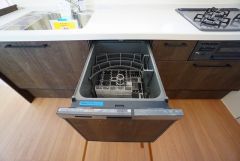 家事の時間が短縮できる食器洗浄乾燥機付。後片付けもラクラクです。 食器を洗う手間が減るので家族とのコミュニケーションの時間や自分の時間が増えますね。