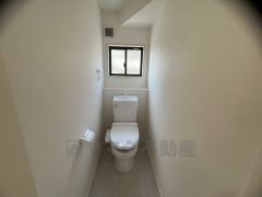 温水洗浄機付トイレです。節水機能もあるので、安心して使えますね。もちろん、1階2階の2ヶ所にトイレがあるので、忙しい朝にもゆとりができますね。