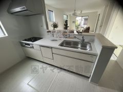 対面式カウンターキッチンでお子様の様子が見守れます。カウンタートップは耐熱性に優れており、日ごろのお掃除もふき取るだけでＯＫ。ステンレスシンクも簡単にお掃除できますよ。