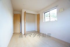 暖かい日差しが差し込む洋室。たっぷり収納できるクローゼット付きでお部屋の中をすっきりと快適に保てます。
