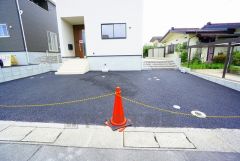 カースペースは停めやすい並列駐車3台付き。