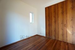 木目調のシンプルデザインで落ち着きと安らぎの空間に仕上げています。各部屋に収納が完備されているので、お荷物が多くなっても安心の設計です。