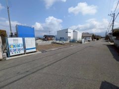 全2区画の新築戸建が新登場です。広々した前面道路は、交通量も少なく小さなお子様も安心。