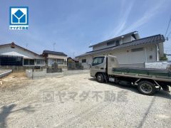 新飯塚駅まで徒歩10分の西鉄バス麻生塾停から乗車5分。コンビニまで徒歩3分。