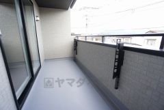 陽当たりの良いバルコニーです。お洗濯やお布団干しはもちろん、日光浴スペースにも。足元は防水工事施工済です。